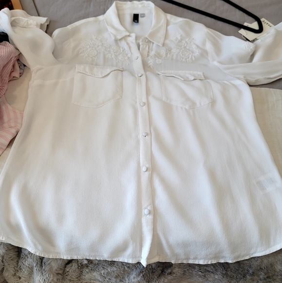 Josette with Rose Embroidery Blouse from Kut from the Kloth size M - Picture 13 of 17